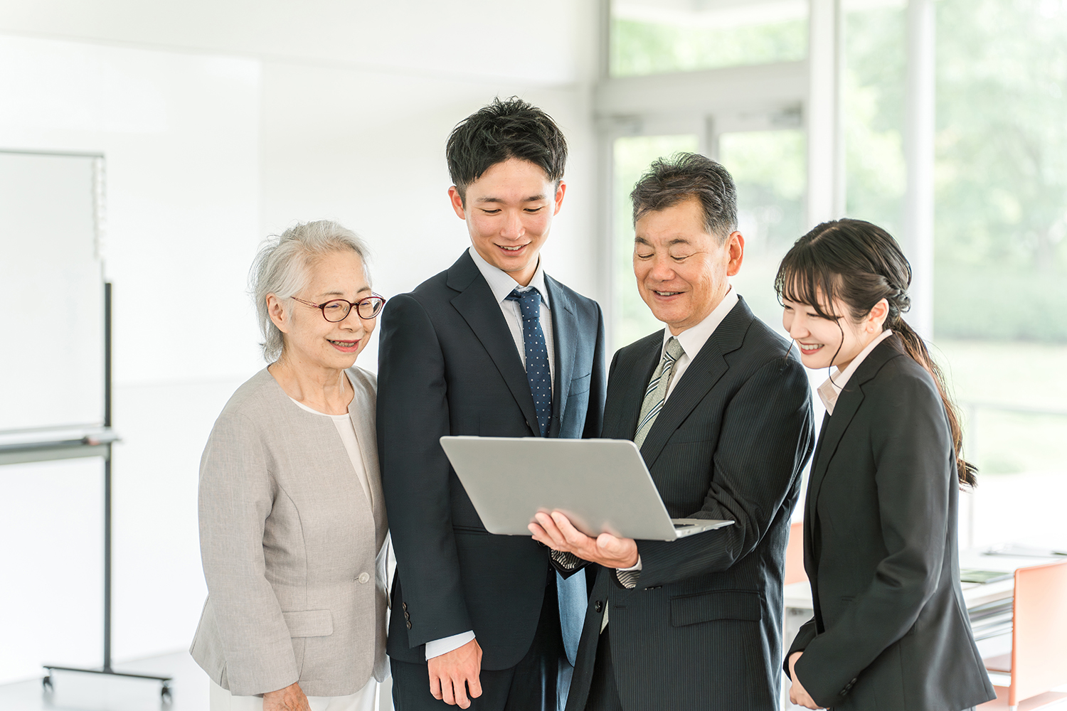 事業承継の合意形成をイメージする握手写真