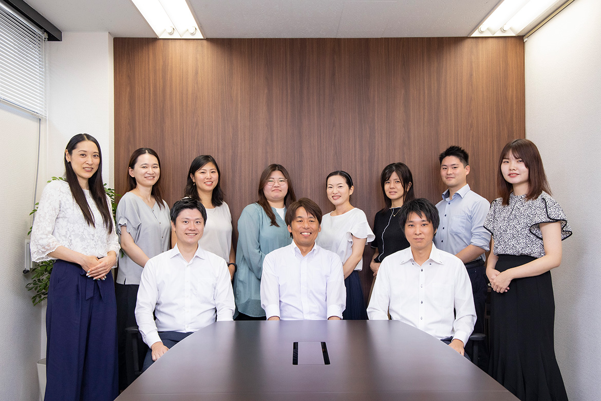 税理士法人Ambleadのスタッフ集合写真