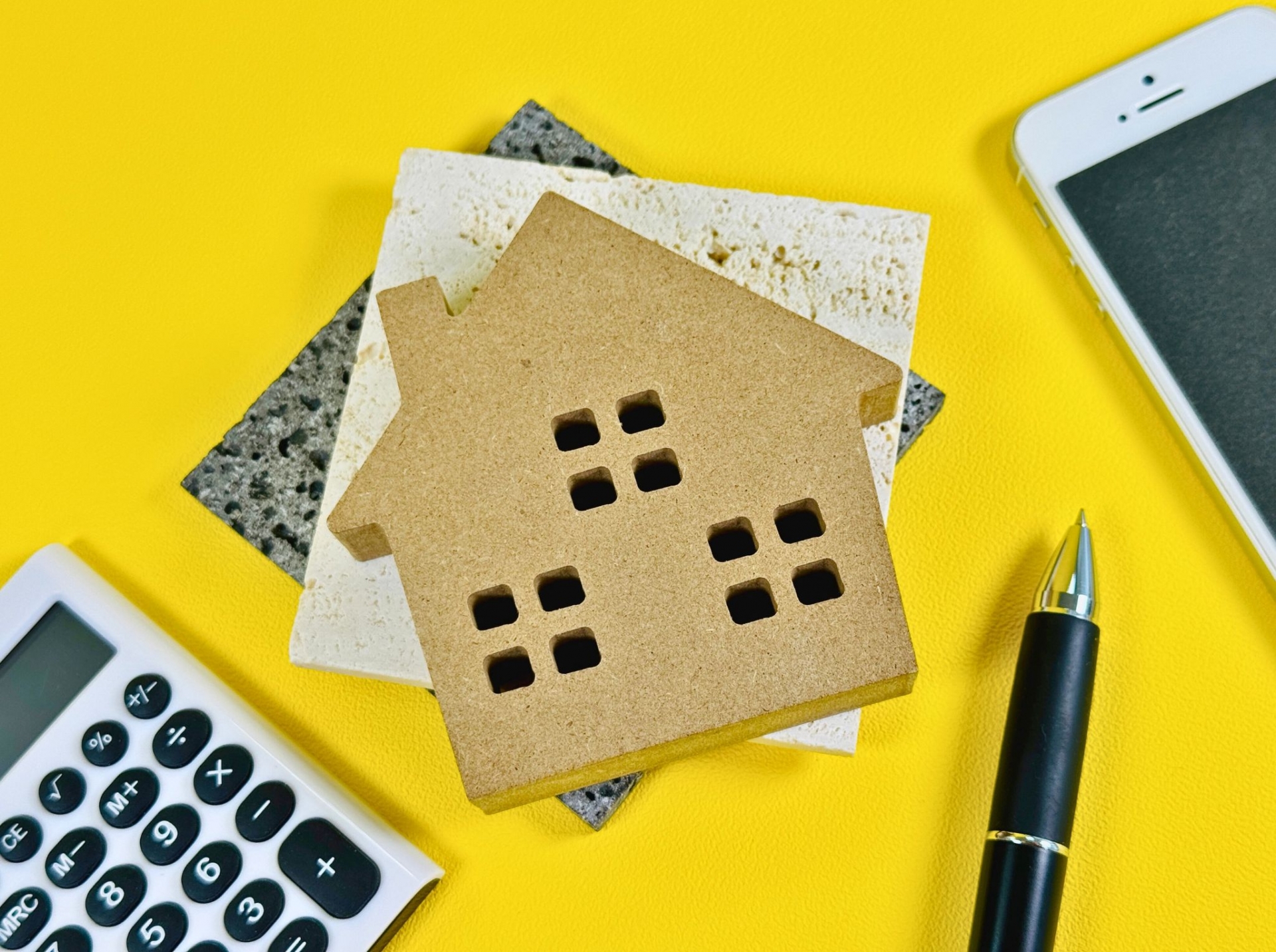 遺産の名義や資料を確認するイメージ