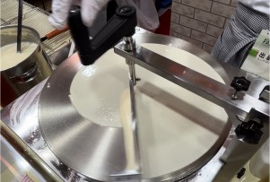 回転式トンボで生地が外周へ均一に広がっていく工程