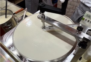 均一な厚みに広がったクレープ生地が焼き上がる工程