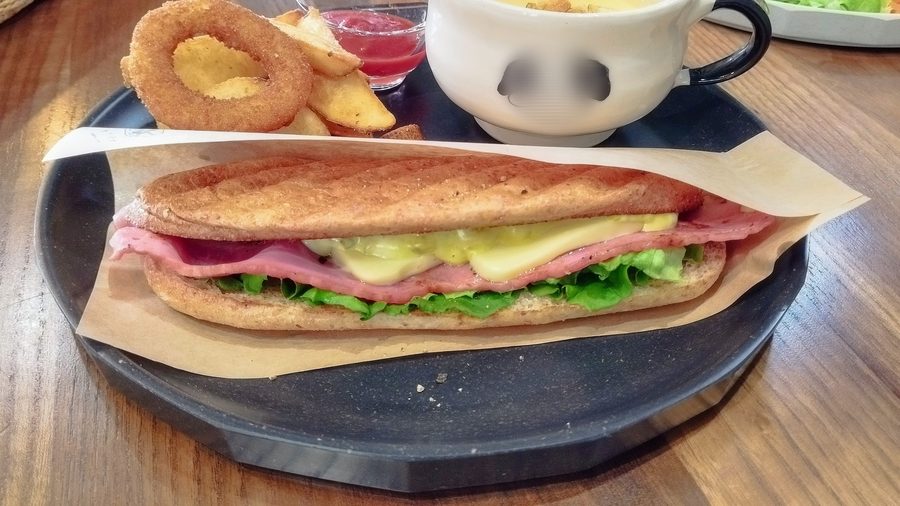 ハムとチーズ、レタスを挟んで焼いたパニーニのランチプレート
