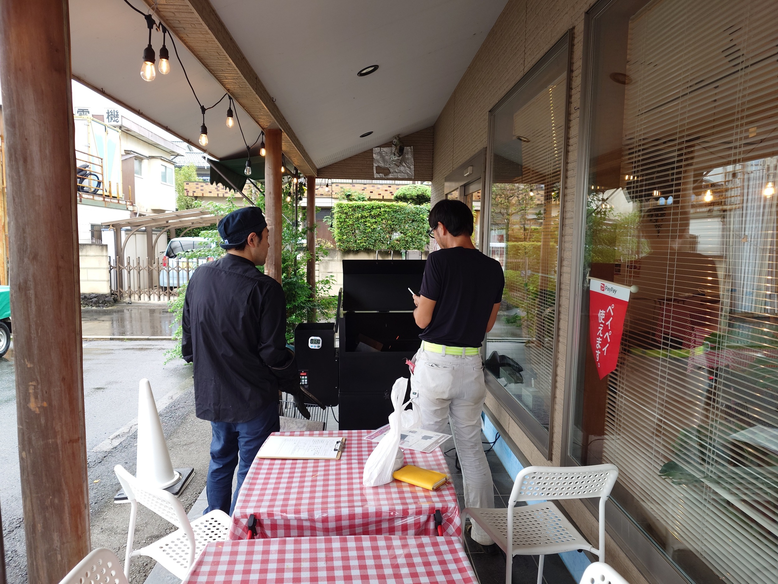 焼きいーもんの実演販売 — 多くのお客さんが並ぶ人気店